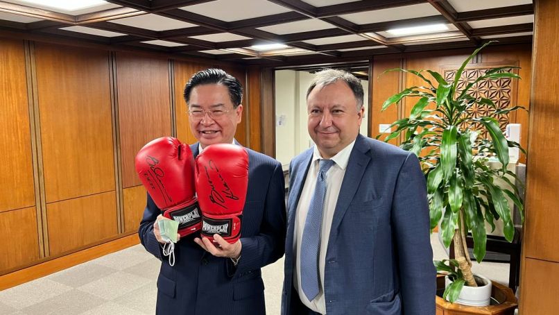呉外交部長、元ボクサーのキーウ市長からサイン入りグローブもらう Taiwan Today